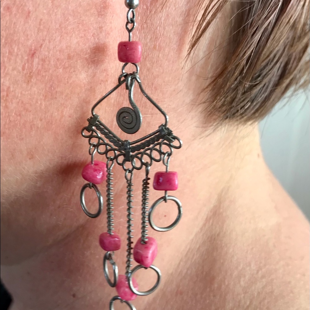 *must bundle to get $6 price* Festive silver dangle earrings w pink stone beads
